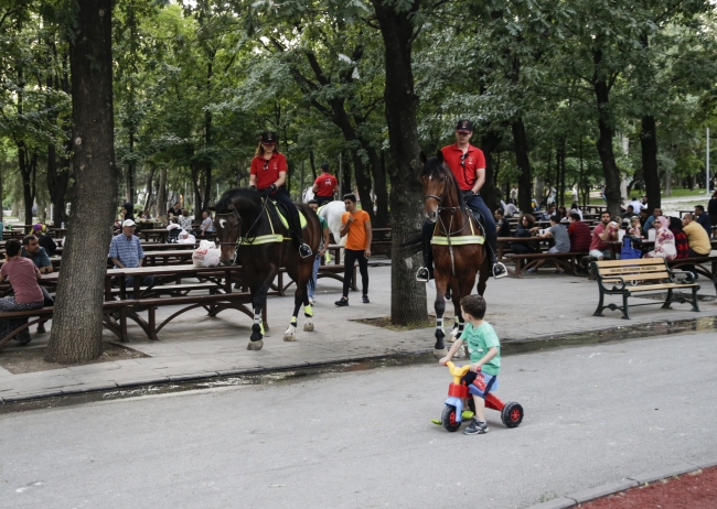 Parklarda çocukları atlı polisler koruyacak